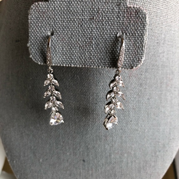 Leaf and Water Drop Shaped Dangle Earrings - Picture 4 of 4